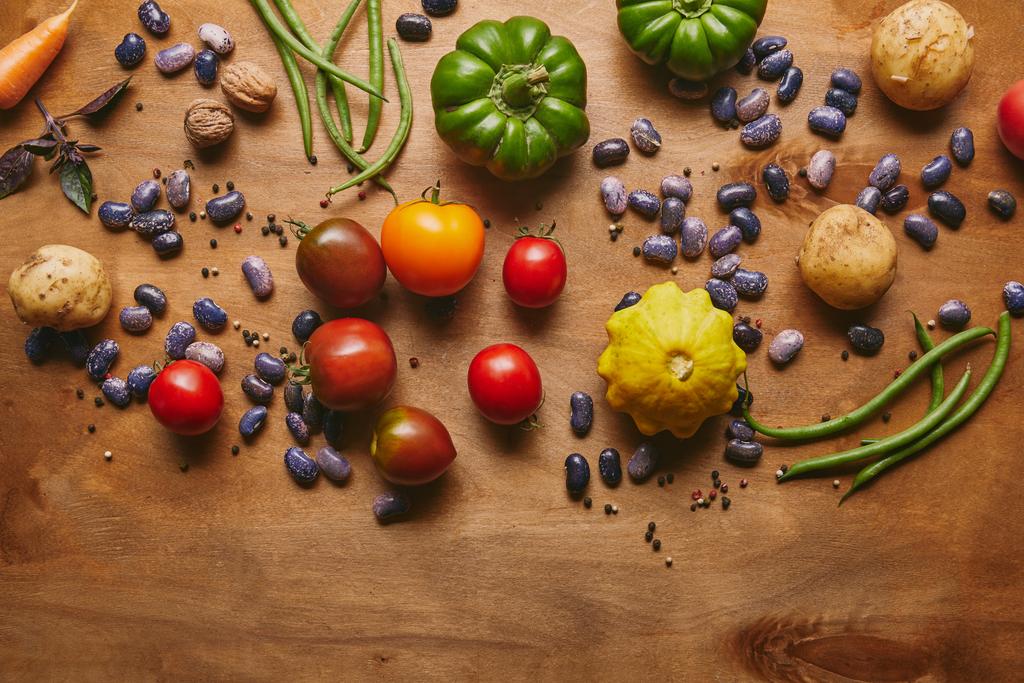 Plantilla de comida entera con verduras naturales en mesa de madera
 - Foto, Imagen