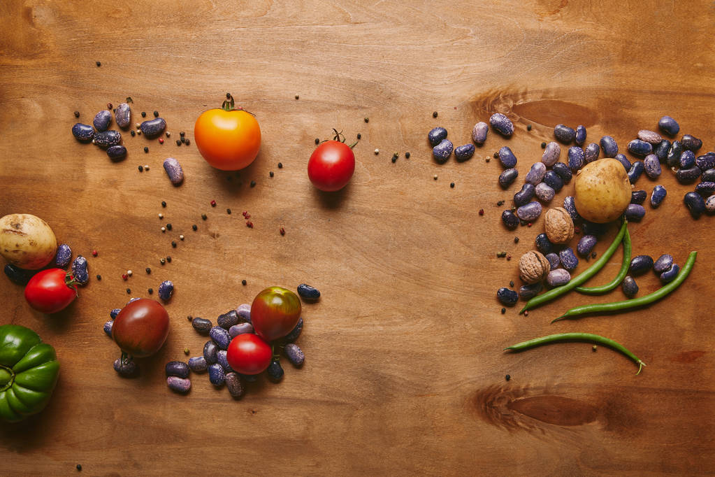 Frijoles, tomates y verduras de verano sobre mesa de madera
 - Foto, Imagen