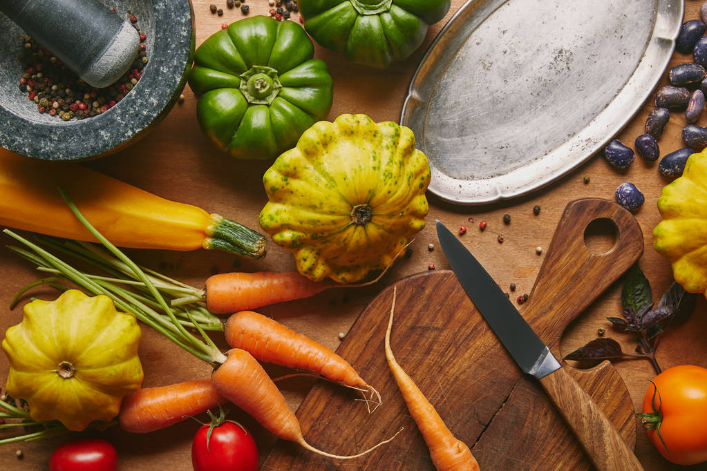 Verdure e utensili da cucina su tavola di legno
 - Foto, immagini
