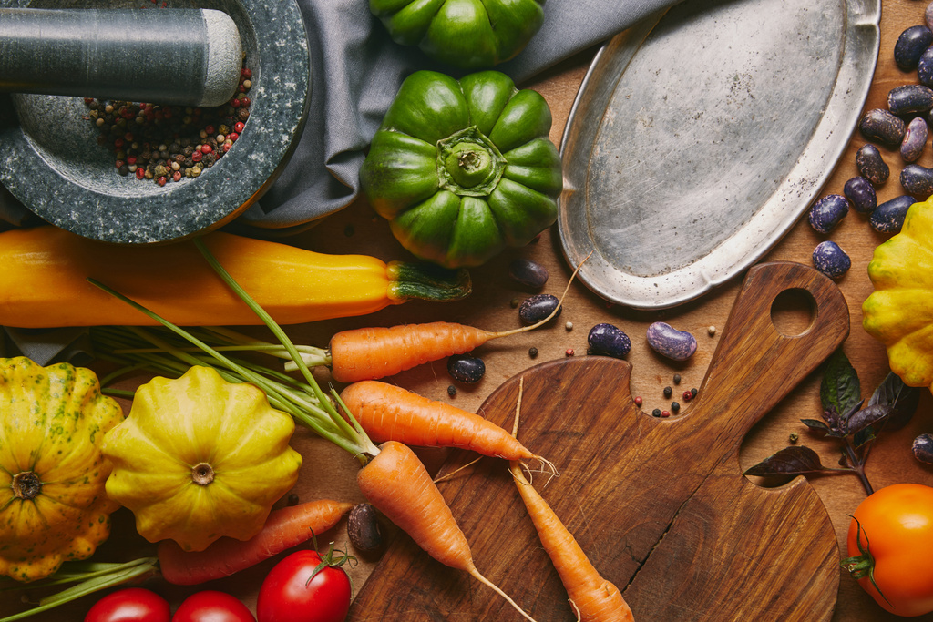 Čerstvá zelenina s Maltou a paličkou na dřevěný stůl - Fotografie, Obrázek