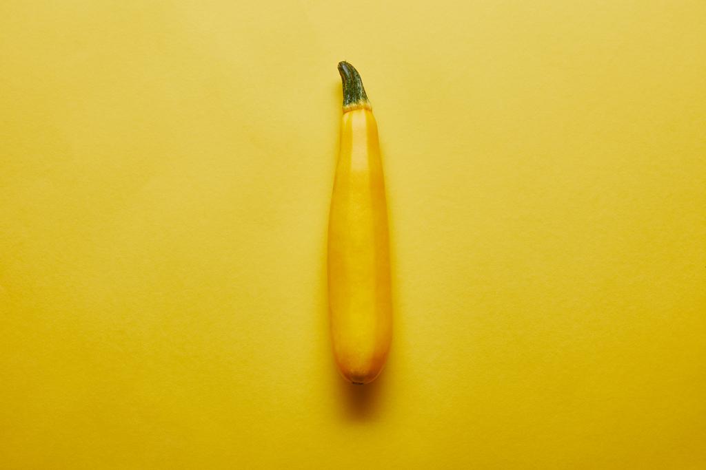 Egységes sárga squash, sárga háttér - Fotó, kép
