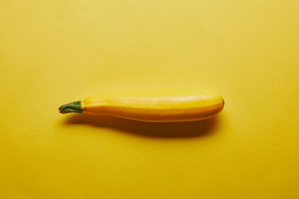 Çiğ kabak sebze sarı zemin üzerine - Fotoğraf, Görsel