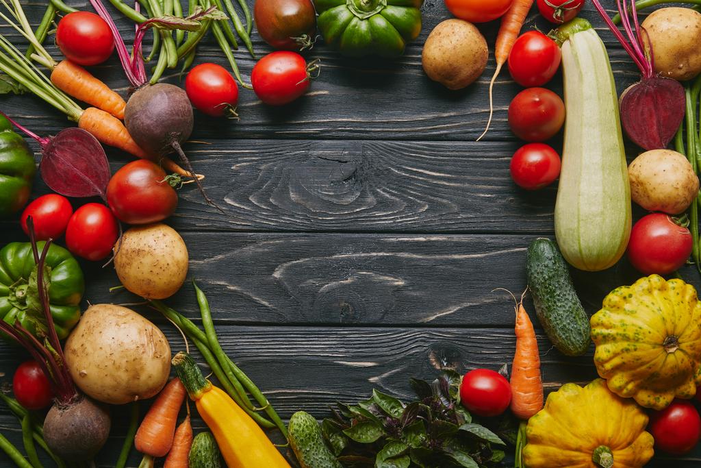 Rám zdravé letní zeleniny na tmavý dřevěný stůl - Fotografie, Obrázek