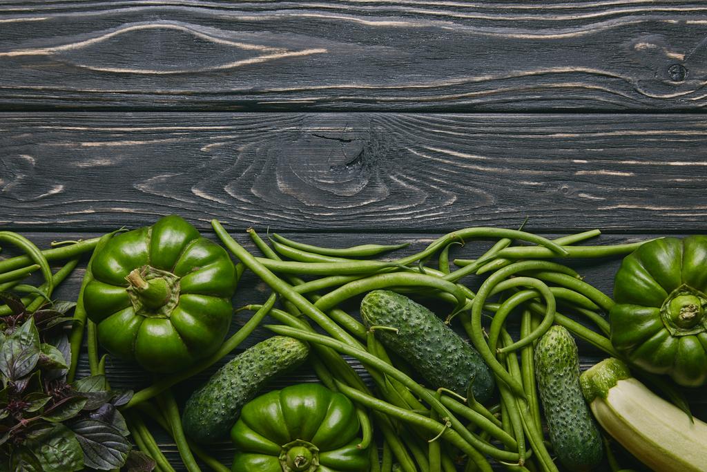 Зеленые летние овощи на темном деревянном столе
 - Фото, изображение