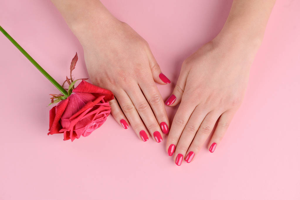 Рука с красными ногтями
 - Фото, изображение