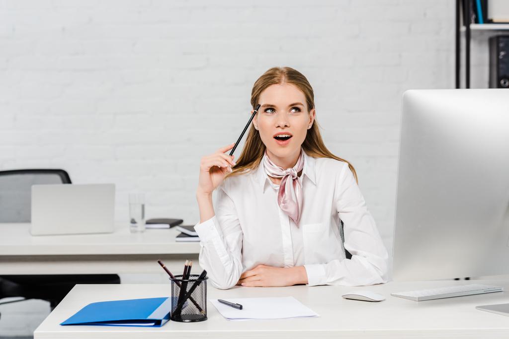 Nachdenkliche, emotionale junge Geschäftsfrau blickt auf modernes Büro - Foto, Bild