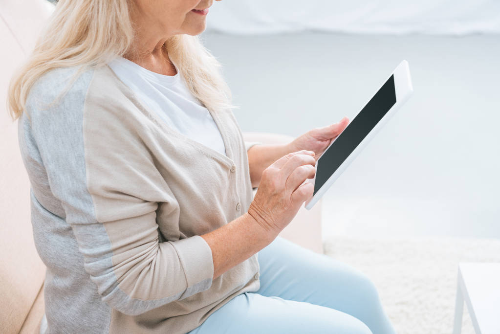 recortado de mujer mayor utilizando tableta digital con pantalla en blanco
 - Foto, imagen