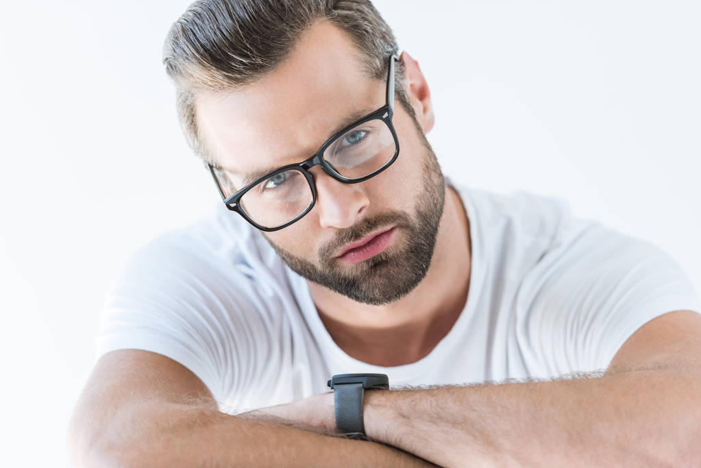 portrait d'un bel homme barbu aux lunettes, isolé sur blanc
 - Photo, image