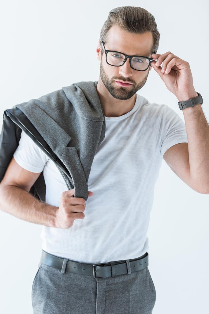 елегантний стильний чоловік позує з піджаком на плечі, ізольований на білому
 - Фото, зображення