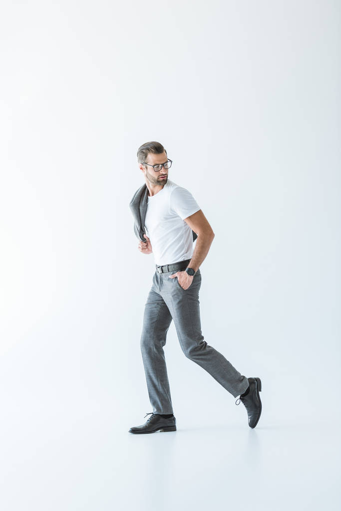 elegante hombre elegante en camiseta blanca y traje gris, aislado en blanco
 - Foto, Imagen