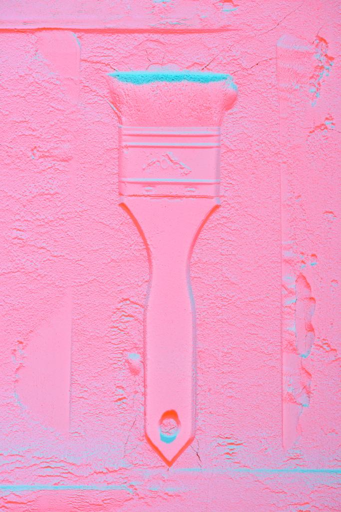 bovenaanzicht van de vorm voor de kwast verf in roze poeder textuur - Foto, afbeelding