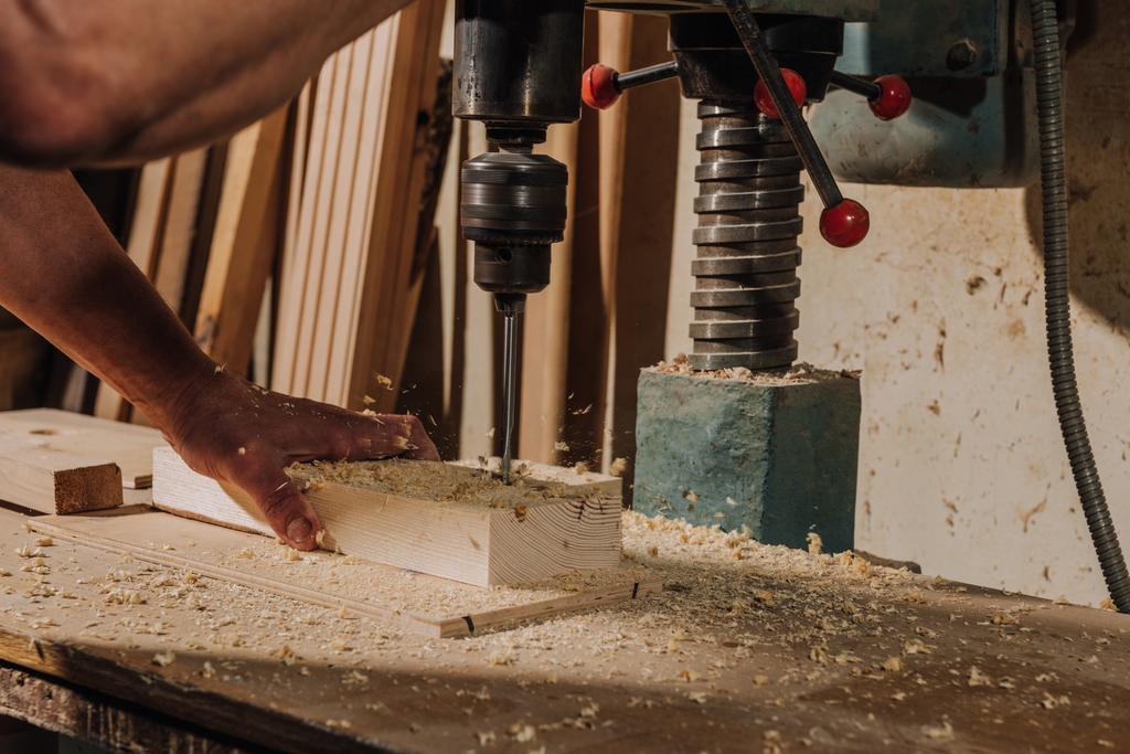 kısmi woodworker elektrik kullanarak görünümünü matkap ahşap atölyesinde - Fotoğraf, Görsel