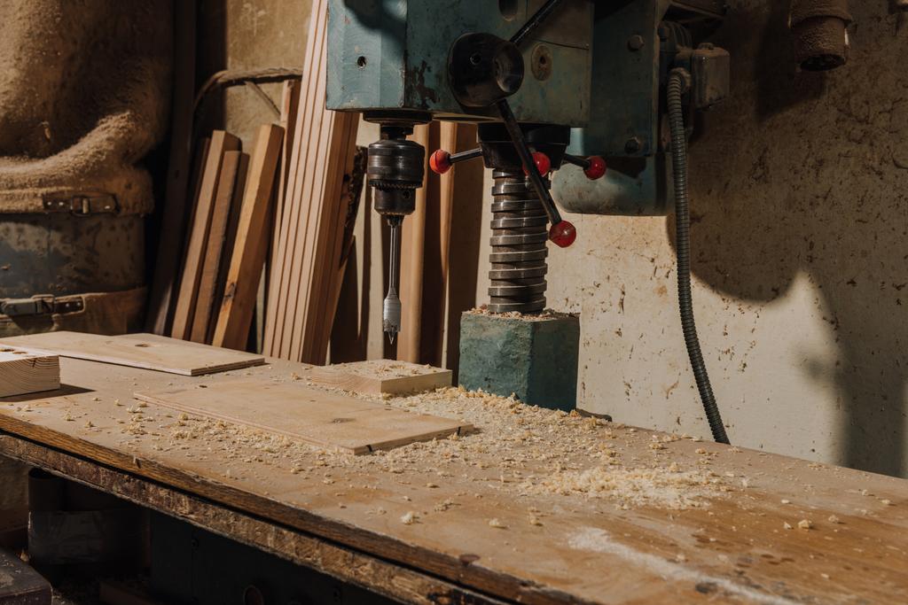 vista ravvicinata di trapano elettrico e legno presso falegnameria in legno
 - Foto, immagini