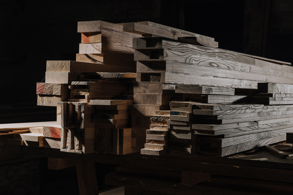 крупним планом розставлені дерев'яні дошки в дерев'яній майстерні
 - Фото, зображення