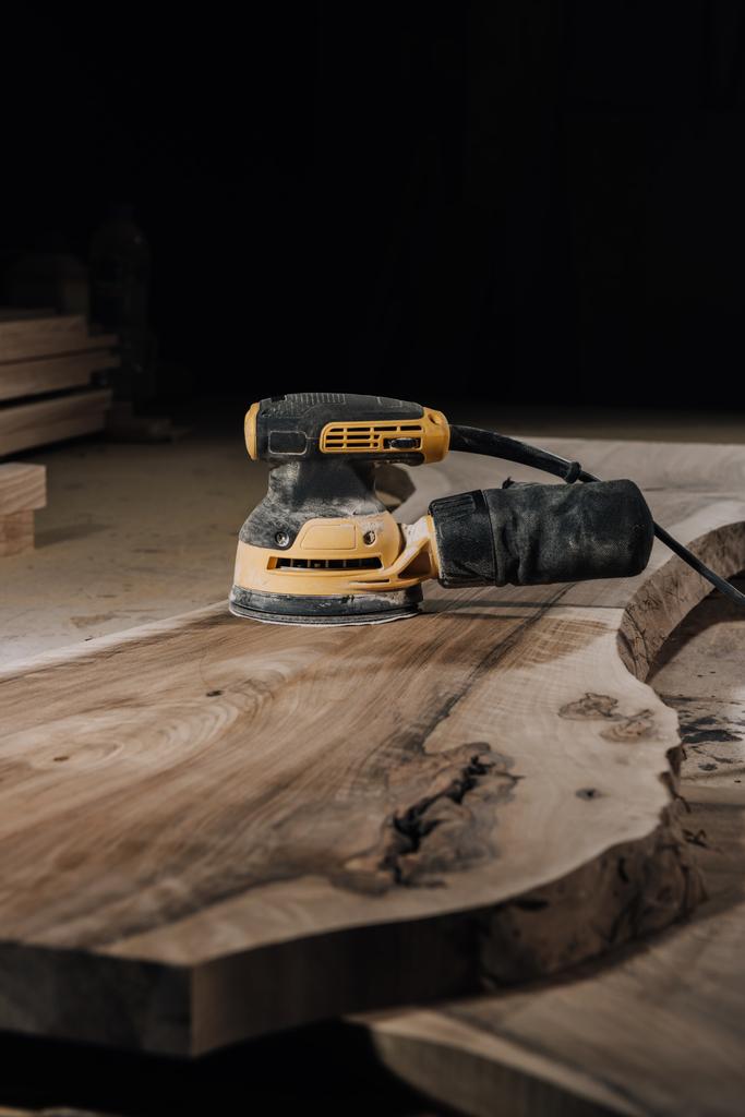 закрытый вид на электросамолет и деревянные доски в мастерской
 - Фото, изображение