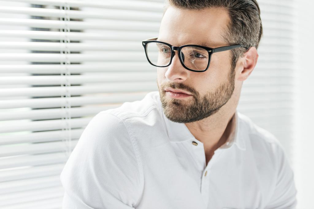 Πορτρέτο του όμορφος γενειοφόρος άνδρας με γυαλιά - Φωτογραφία, εικόνα