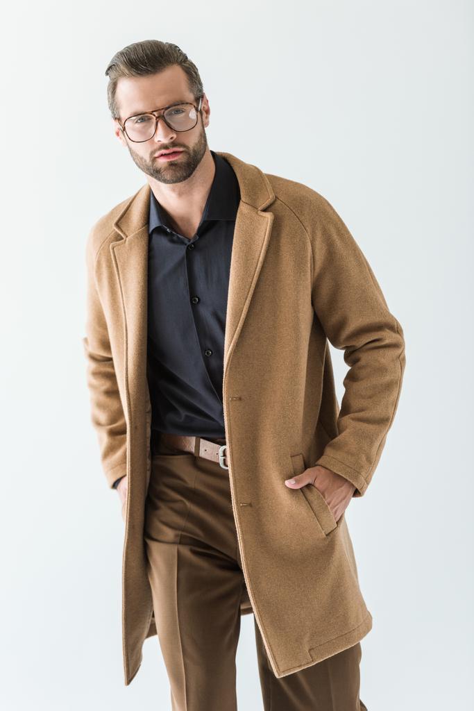 homme à la mode en lunettes et manteau brun, isolé sur blanc
 - Photo, image