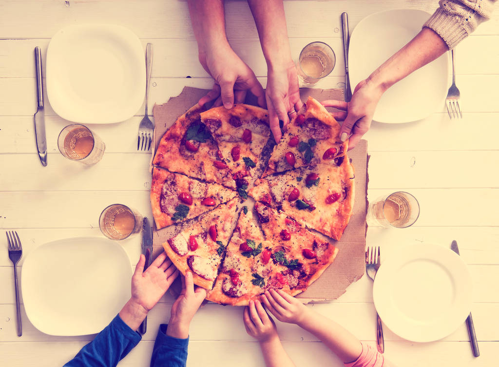 Hände nehmen Pizzastücke - Foto, Bild