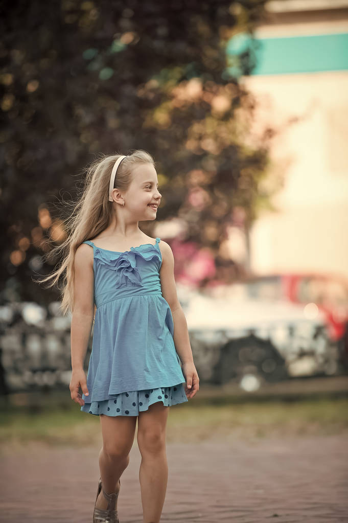 小さな赤ちゃんの青いドレス屋外の笑顔 - 写真・画像
