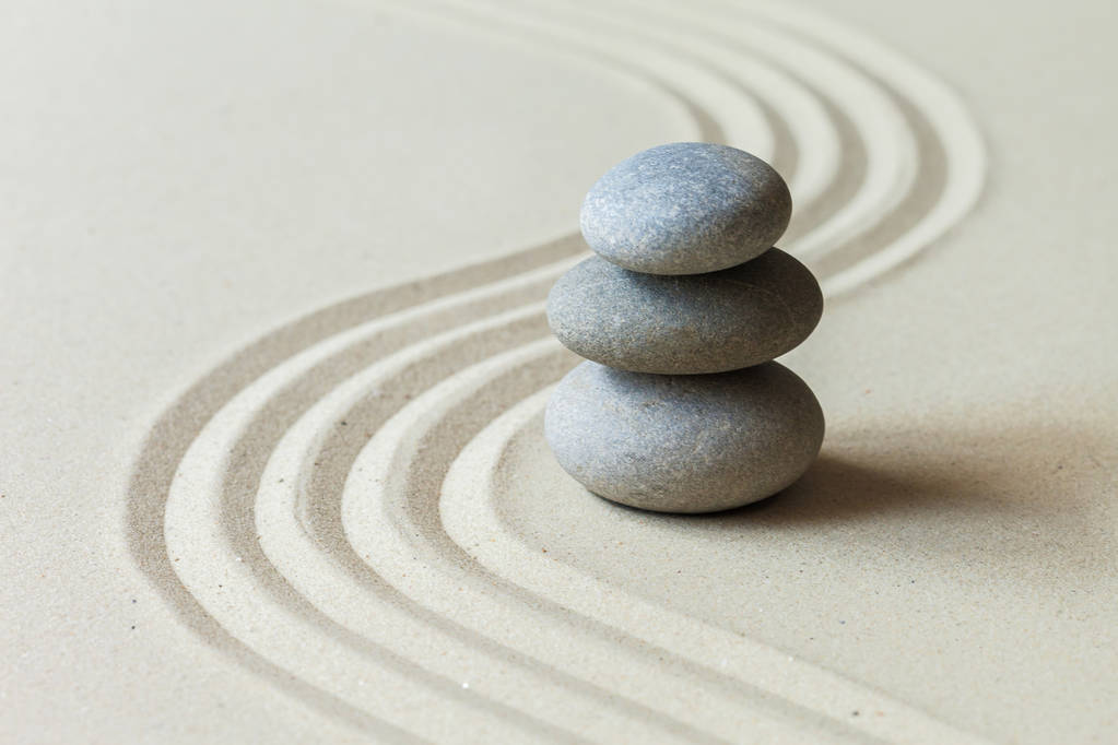 kamienie medytacja Zen na piaszczyste podłoże - Zdjęcie, obraz