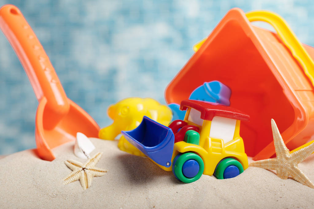 Kinderspeelgoed op zand - Foto, afbeelding