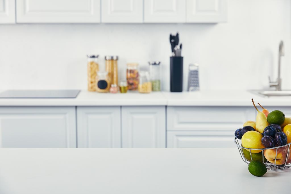 κλείνω πάνω θέα του λευκού πίνακα με φρέσκα φρούτα στην κουζίνα - Φωτογραφία, εικόνα