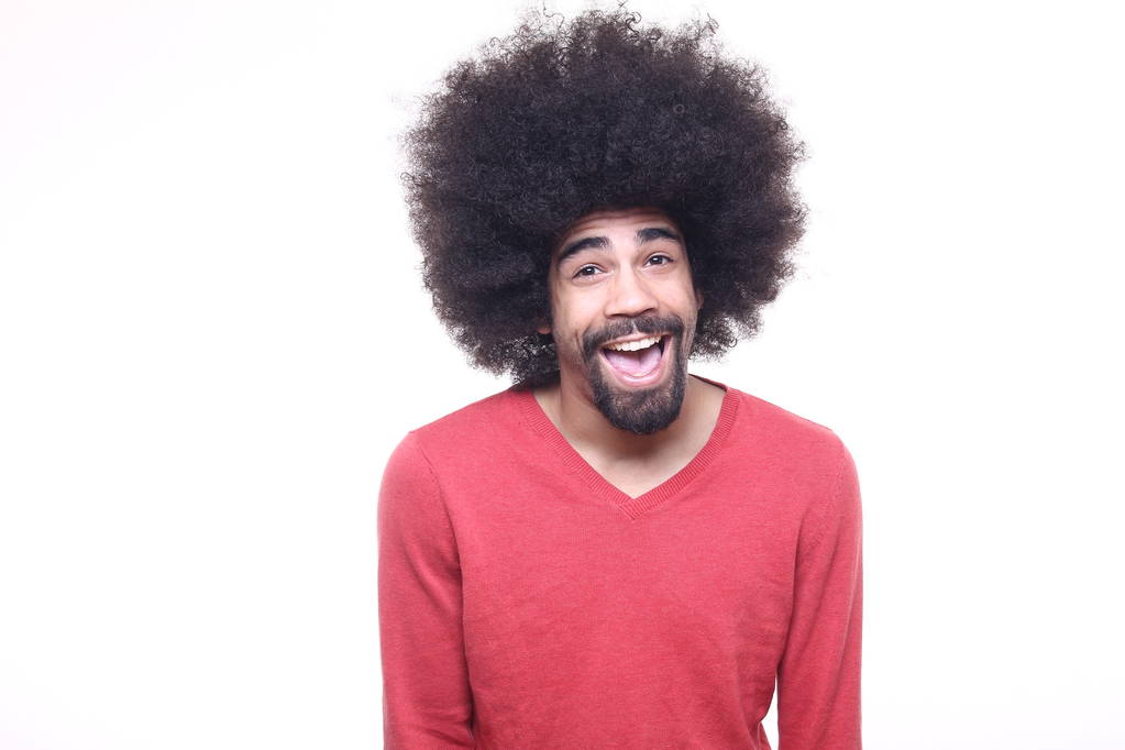 巻き毛を持つ幸せな黒人 - 写真・画像