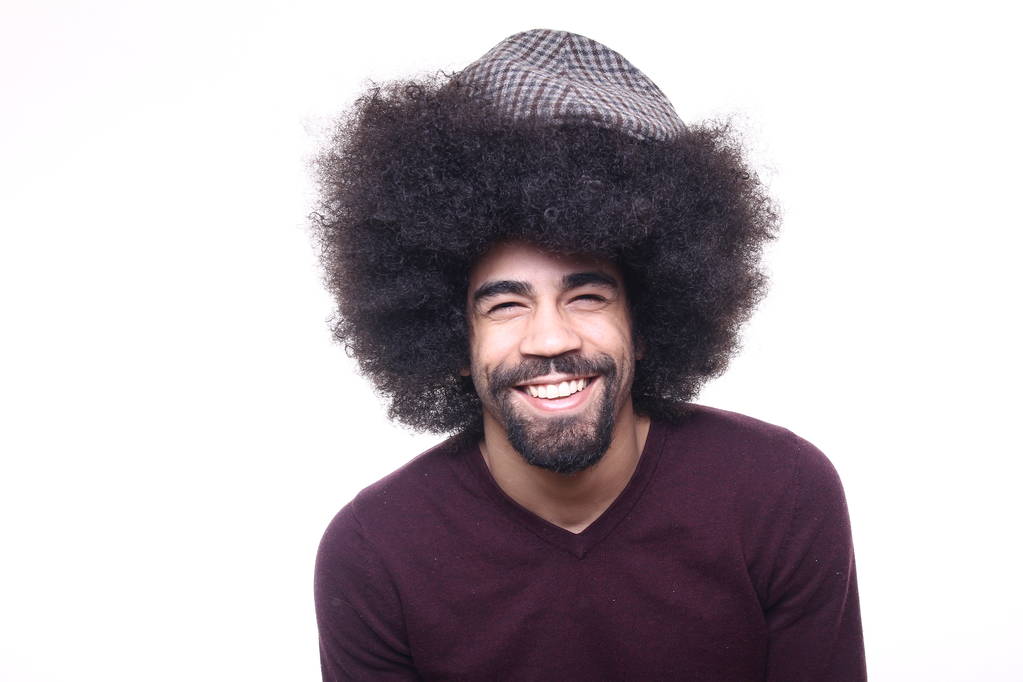 Афро-американский кудрявый мужчина в маленькой шапочке
 - Фото, изображение