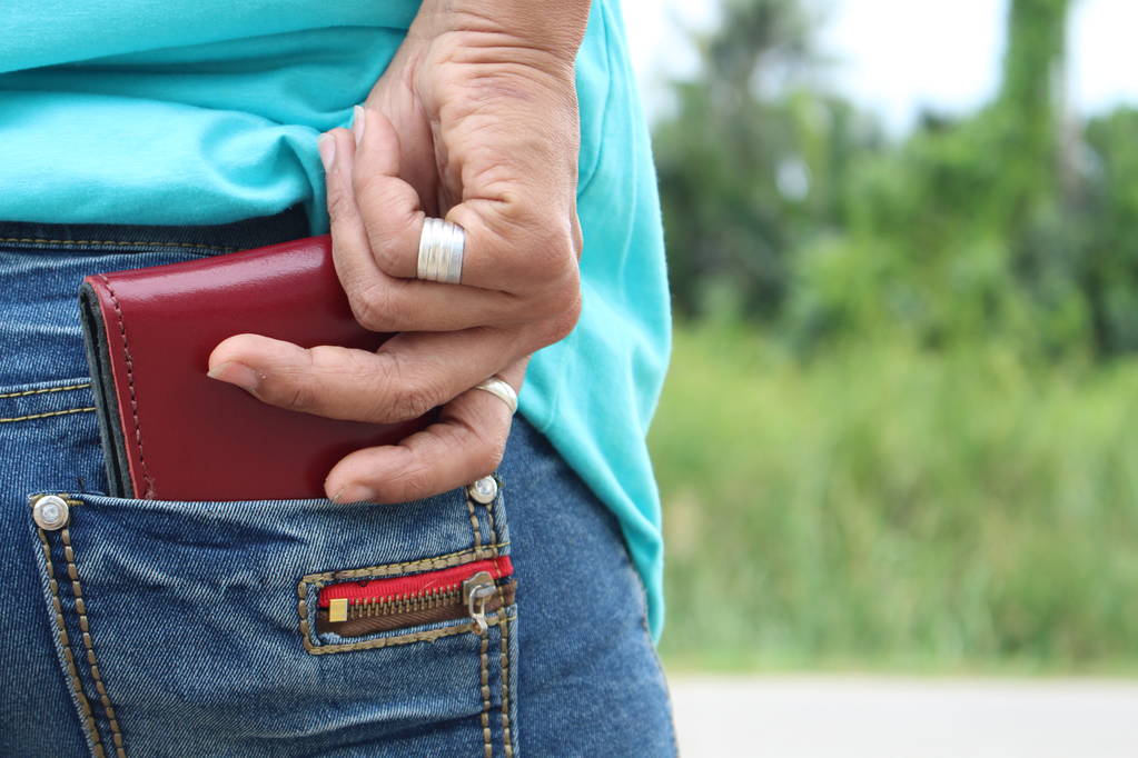 man plukken portemonnee uit de jeans zak - Foto, afbeelding