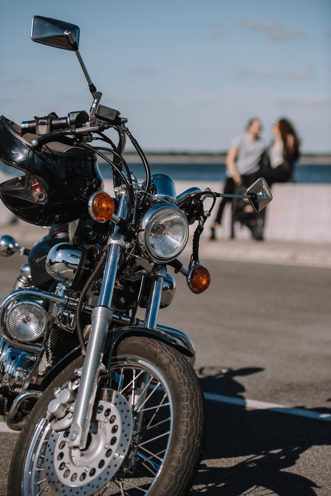 背景上のカップルと古典的なチョッパー バイクの選択と集中 - 写真・画像