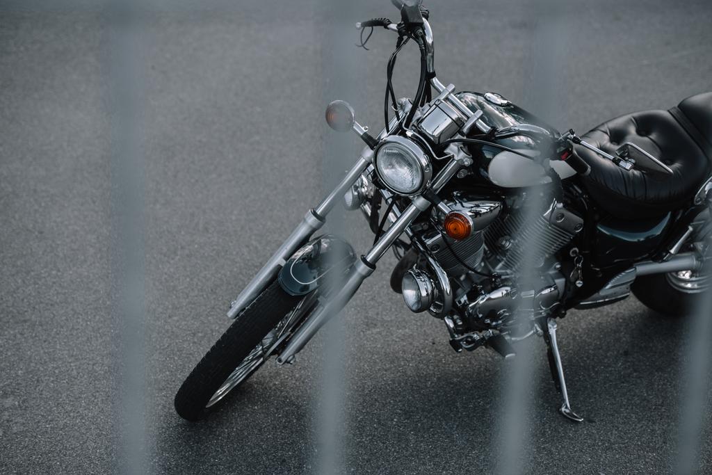 Asfalt yol üzerinde duran klasik Kruvazör motosiklet - Fotoğraf, Görsel