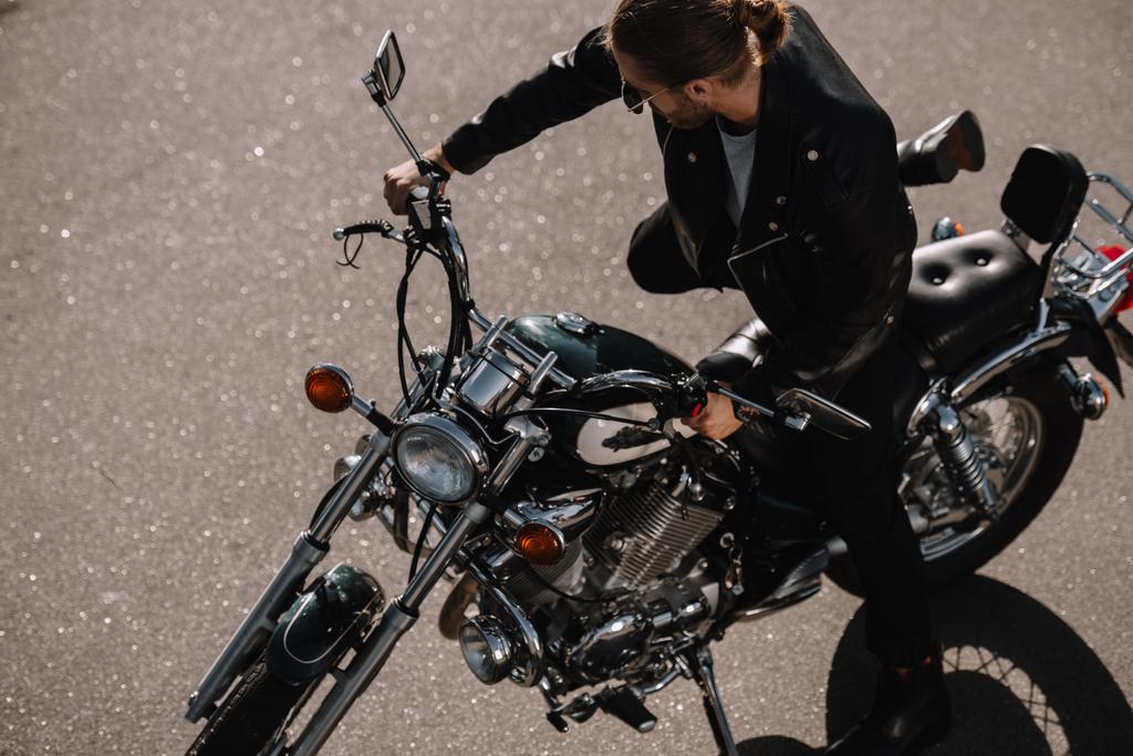 motociclista sentado en la motocicleta del helicóptero de la vendimia en asfalto carretera
 - Foto, Imagen