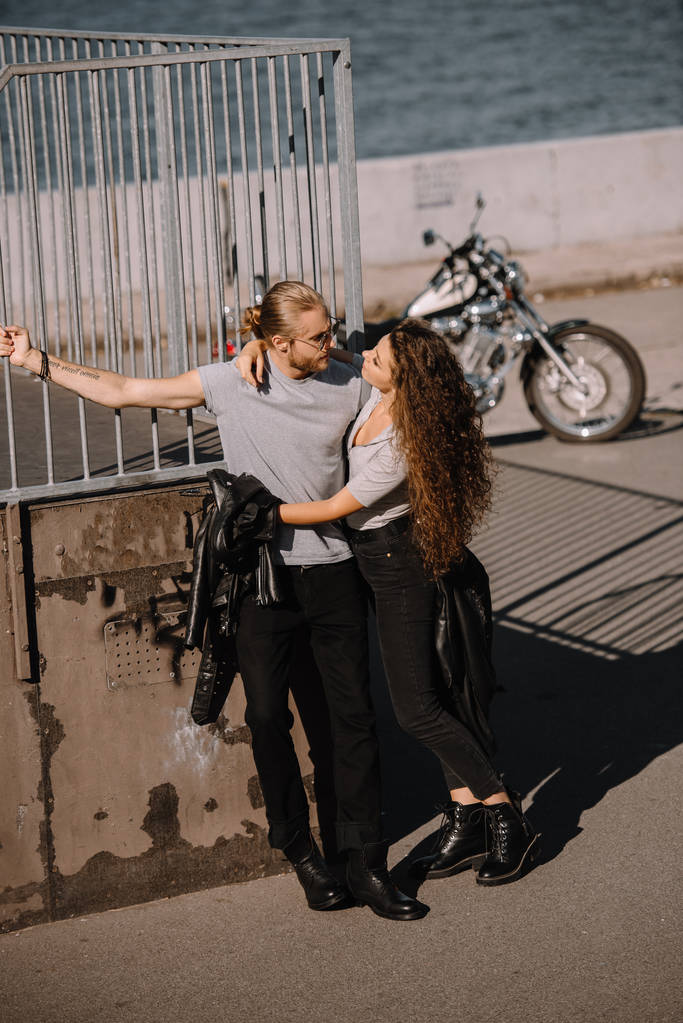 coppia di motociclisti in possesso di giacche in pelle nera, moto su sfondo
 - Foto, immagini