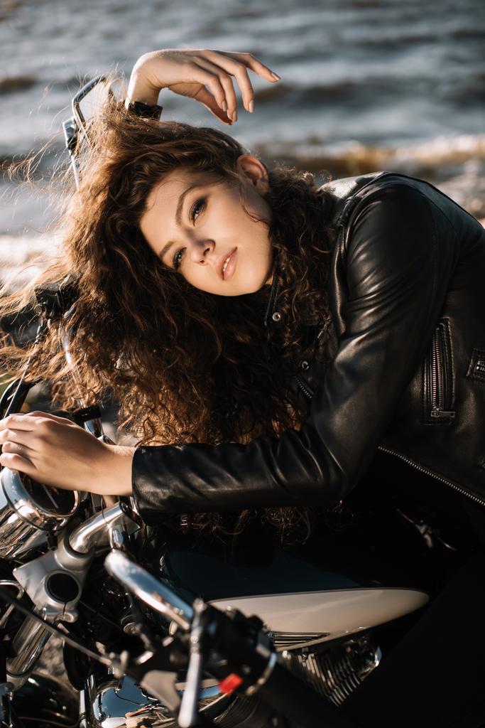 viehättävä nuori nainen istuu moottoripyörä
 - Valokuva, kuva