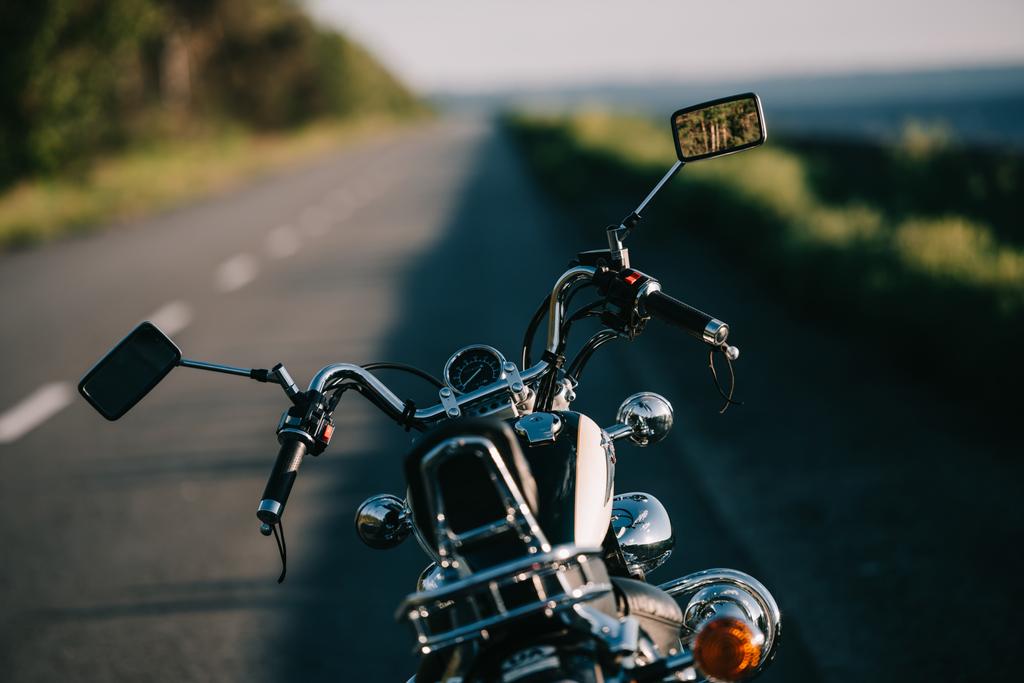 moto de croisière debout sur la route vide
 - Photo, image