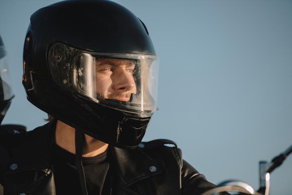 motosiklet kask uzağa bakarak adam portresi - Fotoğraf, Görsel