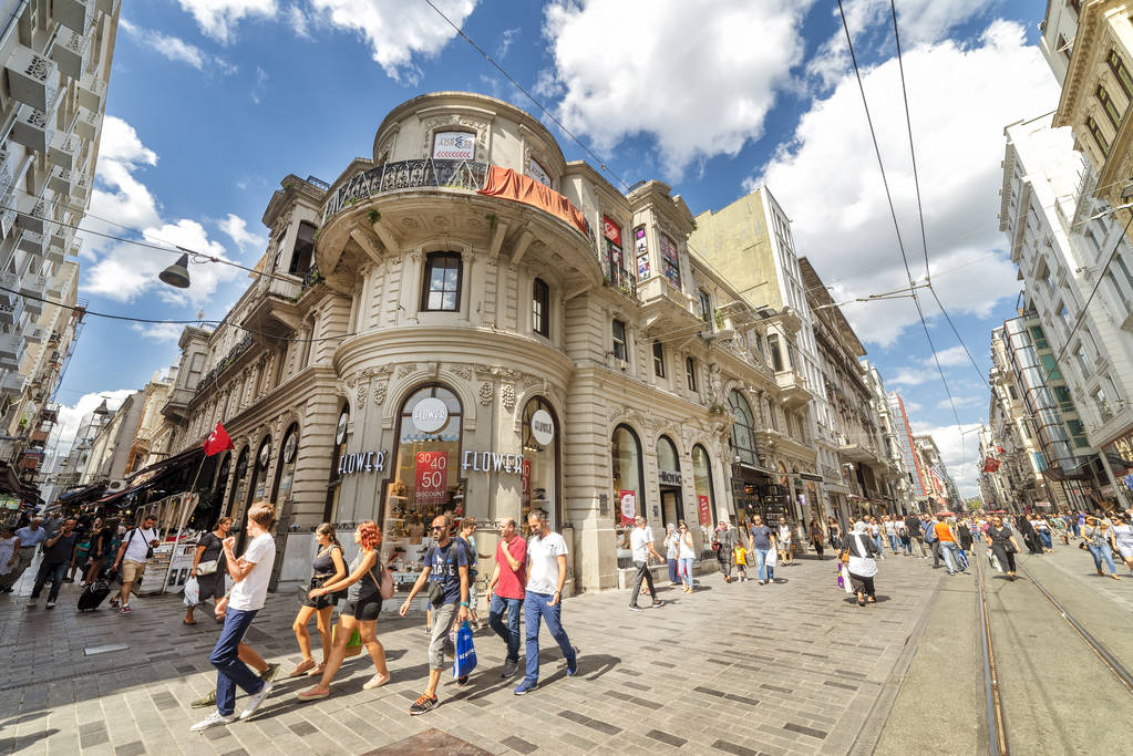ISTANBUL, TURQUÍA, 11 de agosto de 2018: La gente que camina por la Avenida Istiklal, una de las avenidas más famosas de Estambul, Turquía, visitada por casi 3 millones de personas en un solo día
.  - Foto, Imagen