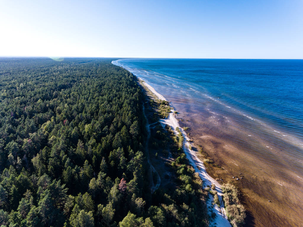 Immagine del drone. vista aerea del tramonto rosso sulla spiaggia del mare. litorale. mare baltico a polvere - occhiata retrò d'annata
 - Foto, immagini