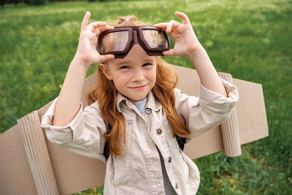 ritratto di bambino in costume da pilota che indossa occhiali protettivi in campo estivo
 - Foto, immagini