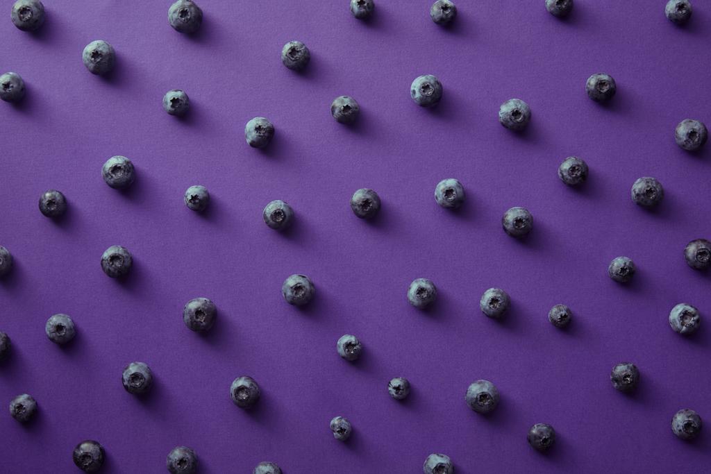 patrón de arándanos maduros en la superficie violeta
 - Foto, Imagen
