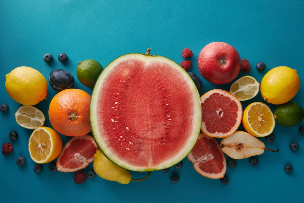 スイカ、グレープ フルーツ、果実の青い表面観トップ  - 写真・画像