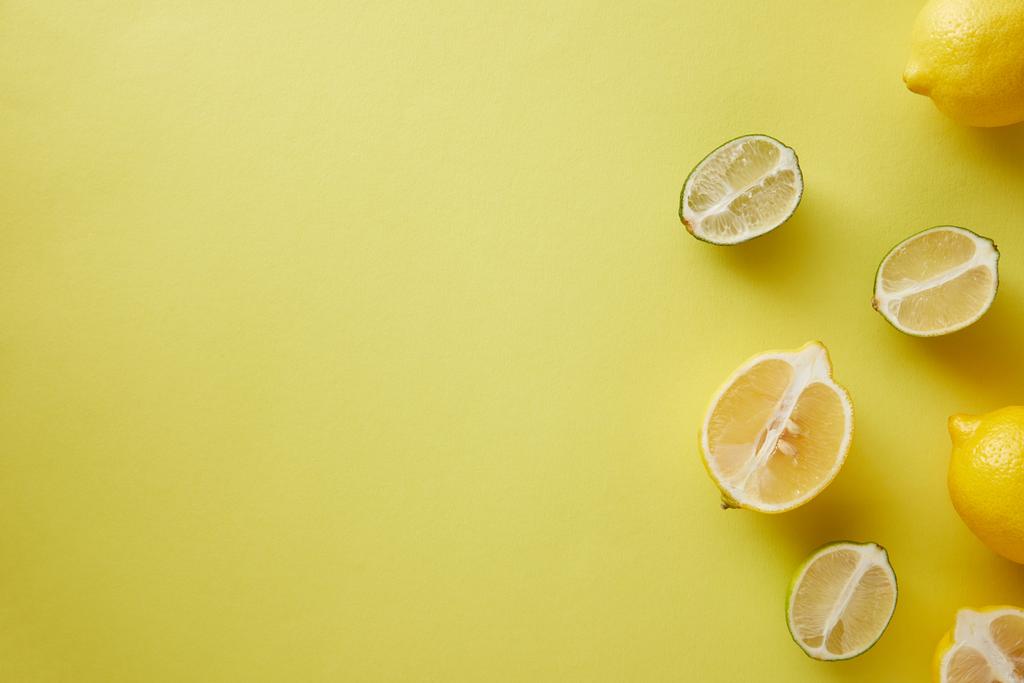 vue de dessus des citrons et des citrons verts sur la surface jaune
  - Photo, image
