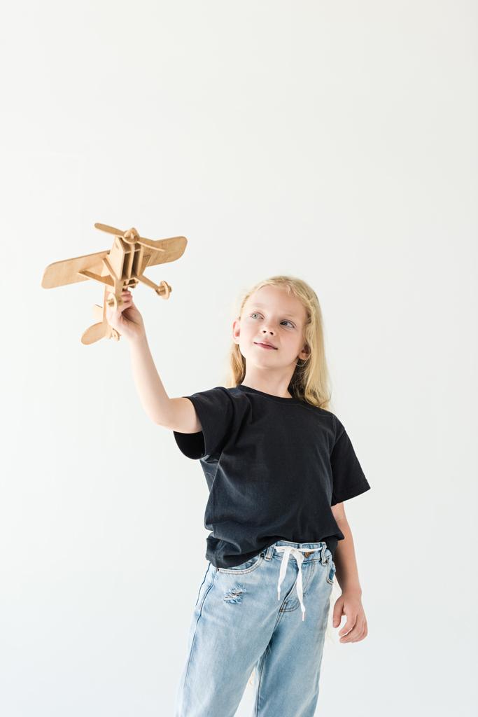 magnifique enfant jouant avec jouet en bois avion isolé sur blanc
  - Photo, image