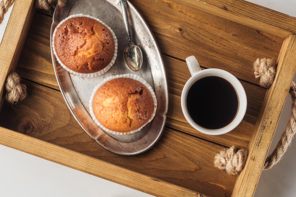 vue du dessus de tasse de café avec des muffins sur plateau sur blanc
 - Photo, image