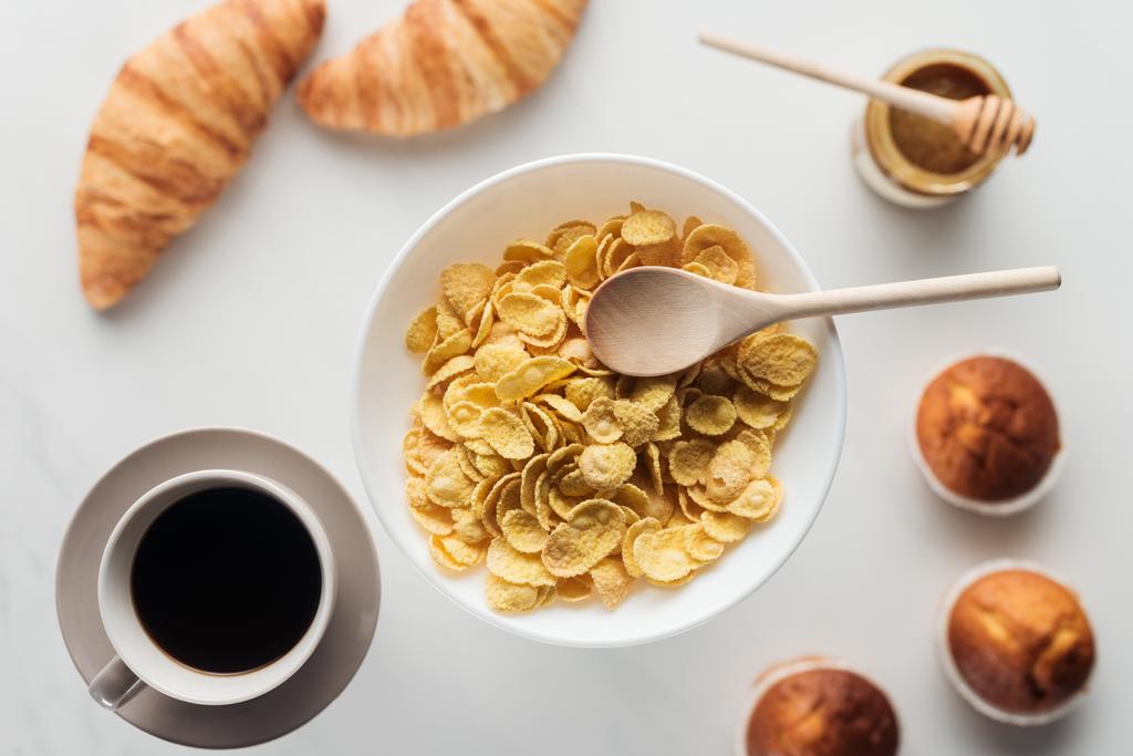 верхний вид миски сухого завтрака с различными продуктами питания на белом
 - Фото, изображение
