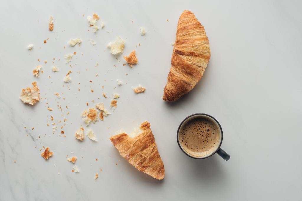 vista superior de la taza de café y croissants en mármol blanco
 - Foto, Imagen