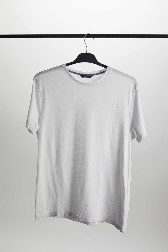uma camisa branca no cabide isolado no branco
  - Foto, Imagem