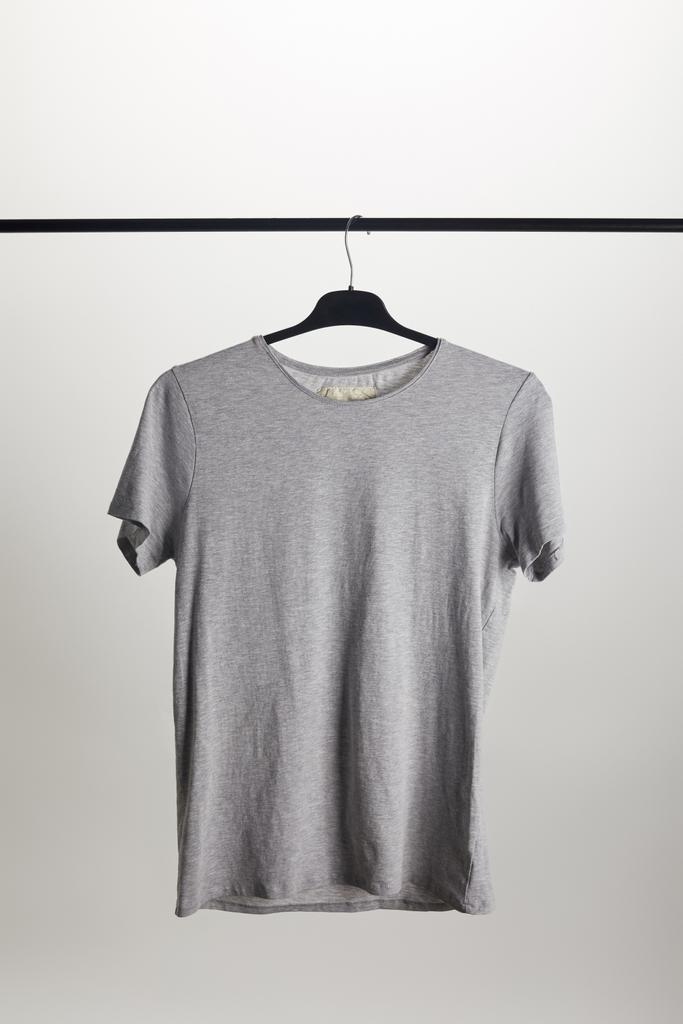 šedá košile na ramínko izolované na bílém  - Fotografie, Obrázek