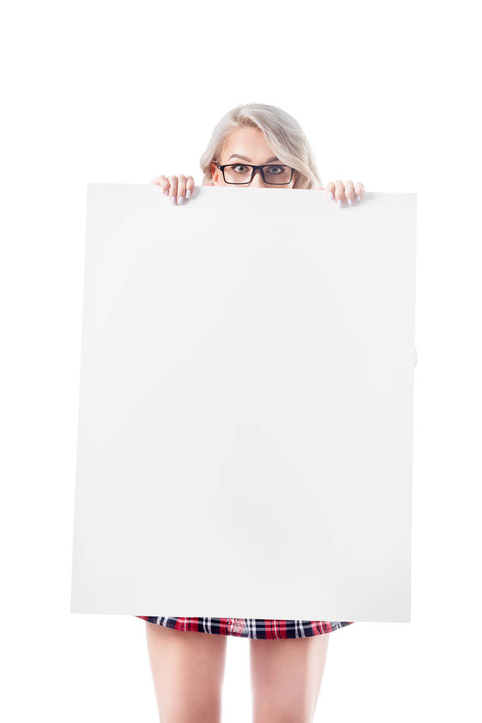 κρυμμένη άποψη της ξανθιάς γυναίκας σε γυαλιά κρατώντας κενό πανό που απομονώνονται σε λευκό - Φωτογραφία, εικόνα