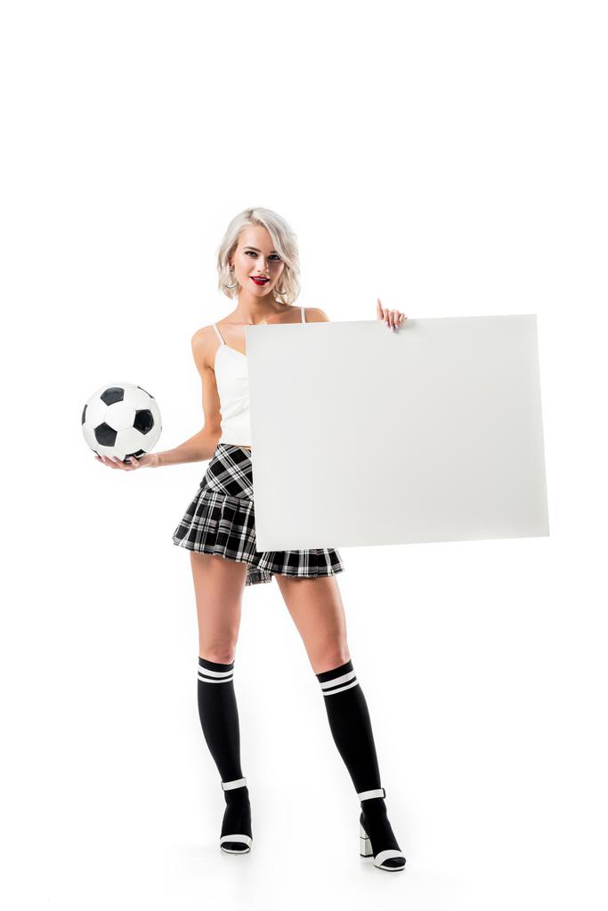 сексуальная блондинка в короткой клетчатой юбке с футбольным мячом и пустой баннер позирует изолированно на белом
 - Фото, изображение